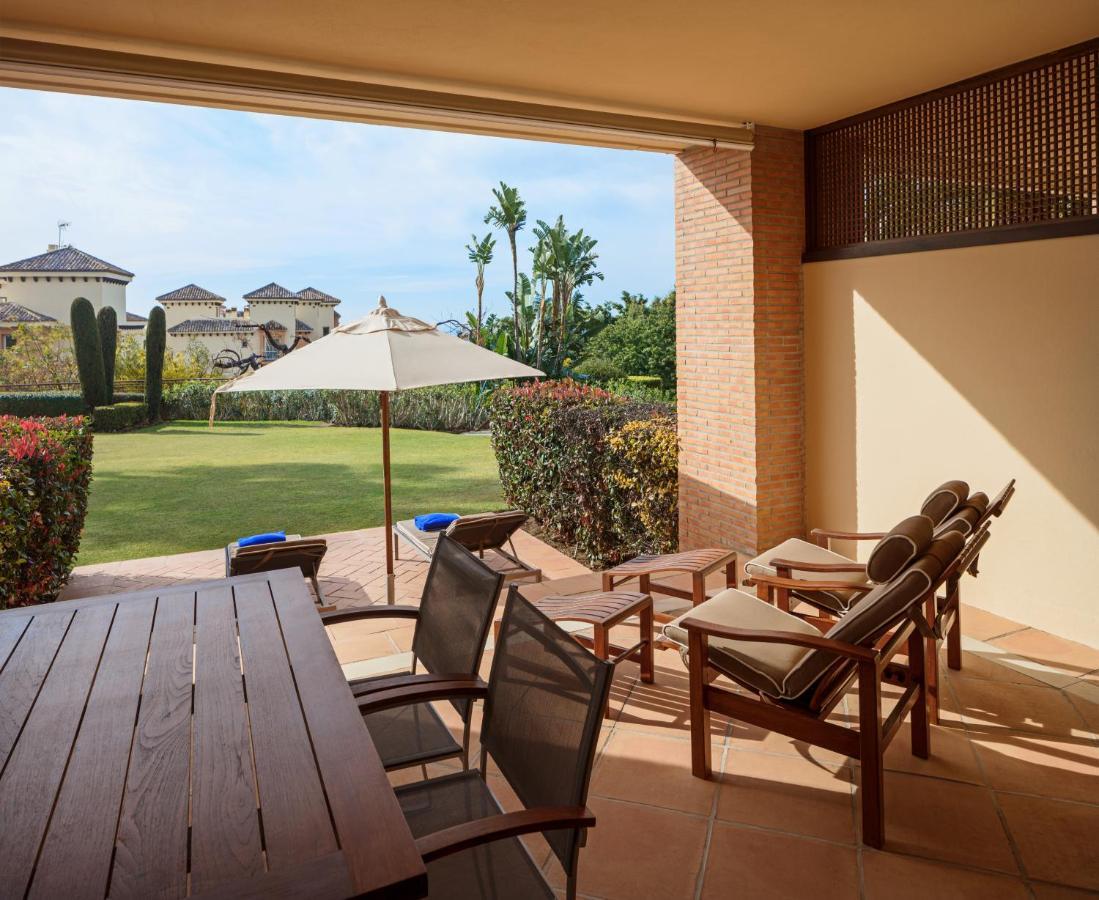 Don Carlos Marbella Luaran gambar A patio at the Four Seasons Resort